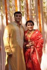 Vidya Balan poses after her wedding with Siddharth Roy in Bandra, Mumbai on 14th Dec 2012 (33).JPG