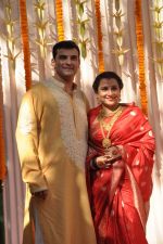 Vidya Balan poses after her wedding with Siddharth Roy in Bandra, Mumbai on 14th Dec 2012 (34).JPG