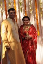 Vidya Balan poses after her wedding with Siddharth Roy in Bandra, Mumbai on 14th Dec 2012 (40).JPG
