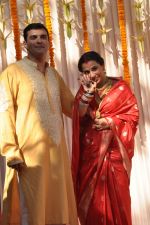Vidya Balan poses after her wedding with Siddharth Roy in Bandra, Mumbai on 14th Dec 2012 (41).JPG