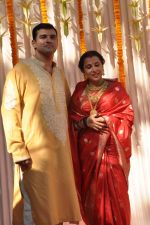 Vidya Balan poses after her wedding with Siddharth Roy in Bandra, Mumbai on 14th Dec 2012 (42).JPG