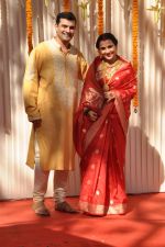 Vidya Balan poses after her wedding with Siddharth Roy in Bandra, Mumbai on 14th Dec 2012 (5).JPG