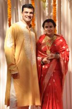 Vidya Balan poses after her wedding with Siddharth Roy in Bandra, Mumbai on 14th Dec 2012 (7).JPG