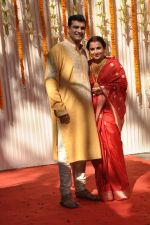 Vidya Balan poses after her wedding with Siddharth Roy in Bandra, Mumbai on 14th Dec 2012 (9).JPG