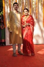 Vidya Balan poses after her wedding with Siddharth Roy in Bandra, Mumbai on 14th Dec 2012,1 (43).JPG