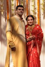 Vidya Balan poses after her wedding with Siddharth Roy in Bandra, Mumbai on 14th Dec 2012,1 (46).JPG