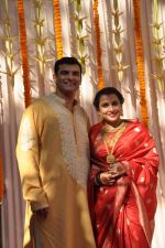 Vidya Balan poses after her wedding with Siddharth Roy in Bandra, Mumbai on 14th Dec 2012,1 (56).JPG