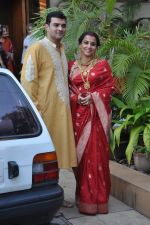 Vidya Balan poses after her wedding with Siddharth Roy in Bandra, Mumbai on 14th Dec 2012,1 (70).JPG