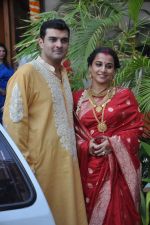 Vidya Balan poses after her wedding with Siddharth Roy in Bandra, Mumbai on 14th Dec 2012,1 (71).JPG