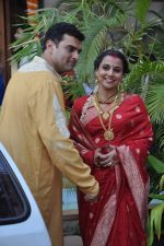 Vidya Balan poses after her wedding with Siddharth Roy in Bandra, Mumbai on 14th Dec 2012,1 (75).JPG