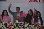 Karisma Kapoor, Milind Soman at Pinkathon in Mumbai on 16th Dec 2012 (44).jpg