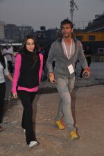 Karisma Kapoor, Milind Soman at Pinkathon in Mumbai on 16th Dec 2012 (46).jpg