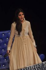 Anushka Sharma on the sets of ZEE Saregama in Famous on 24th Dec 2012 (86).JPG