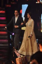 Imran Khan, Anushka Sharma on the sets of ZEE Saregama in Famous on 24th Dec 2012 (48).JPG