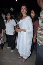 Deepika Padukone at the peace march for the Delhi victim in Mumbai on 29th Dec 2012 (185).JPG