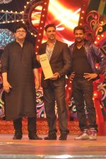 Prabhu Deva, Akshay Kumar at Big Star Awards on 16th Dec 2012 (183).JPG