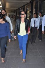 Sonakshi Sinha snapped at airport in Mumbai on 5th Jan 2013 (8).JPG