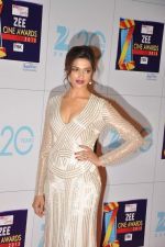 Deepika Padukone at Zee Awards red carpet in Mumbai on 6th Jan 2013 (220).JPG