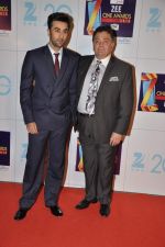 Ranbir Kapoor, Rishi Kapoor at Zee Awards red carpet in Mumbai on 6th Jan 2013 (176).JPG