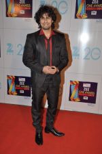 Sonu Nigam at Zee Awards red carpet in Mumbai on 6th Jan 2013 (143).JPG