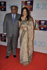 Sridevi, Boney Kapoor at Zee Awards red carpet in Mumbai on 6th Jan 2013 (141).JPG