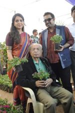 Shankar Mahadevan, Shaina NC at Nana Chudasma_s plant exhibition in Mumbai on 8th Jan 2013 (48).JPG
