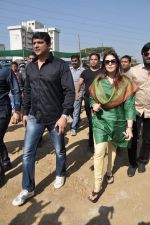 Nagma at kite flying competition hosted by MLA Aslam Sheikh in Malad, Mumbai on 14th Jan 2013 (18).JPG