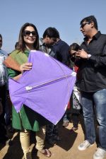 Nagma at kite flying competition hosted by MLA Aslam Sheikh in Malad, Mumbai on 14th Jan 2013 (27).JPG