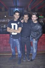 Neil Mukesh at live concert hosted by Bejoy Nambiar in Hard Rock Cafe, Mumbai on 14th Jan 2013 (27).JPG