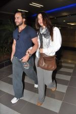 Saif Ali Khan, Kareena Kapoor snapped at airport in Mumbai on 17th Jan 2013 (15).JPG