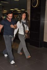 Saif Ali Khan, Kareena Kapoor snapped at airport in Mumbai on 17th Jan 2013 (2).JPG