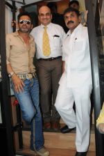 Sachin Ahir, Sunil Shetty, Dr. C.B.Koppiker  at World cancer day camp in Worli, Mumbai on 2nd Feb 2013 (2).JPG