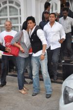 Shahrukh Khan snapped in Bandra, Mumbai on 4th Feb 2013 (2).JPG