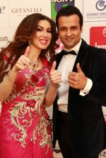 Anchors Rohit Roy with Rahaf Altawil at The 3rd Petrochem GR8 Women Awards in Middle East, Mumbai on 7th Feb 2013.JPG