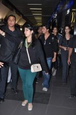 Shahrukh Khan, Katrina Kaif return from Muscat in Mumbai on 13th Feb 2013 (12).JPG