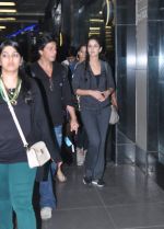 Shahrukh Khan, Katrina Kaif return from Muscat in Mumbai on 13th Feb 2013 (9).JPG