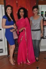 Meera, Hrishitaa Bhatt, Urvashi Sharma at Amisha Mehta art event in Mumbai on 19th Feb 2013 (5).JPG