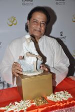 Anup Jalota launches special Sai Baba  sculpture for Lladro in Marine Drive, M umbai on 7th March 2013 (6).JPG