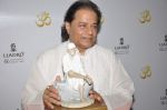 Anup Jalota launches special Sai Baba  sculpture for Lladro in Marine Drive, M umbai on 7th March 2013 (8).JPG