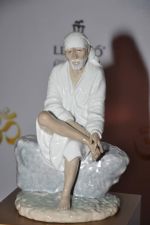 launches special Sai Baba  sculpture for Lladro in Marine Drive, M umbai on 7th March 2013 (18).JPG