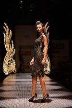 Model walks the ramp for Namrata Joshipura Show at Wills Lifestyle India Fashion Week 2013 Day 1 in Mumbai on 13th March 2013 (103).JPG