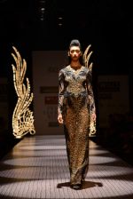 Model walks the ramp for Namrata Joshipura Show at Wills Lifestyle India Fashion Week 2013 Day 1 in Mumbai on 13th March 2013 (104).JPG