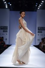Model walks the ramp for Samant Chuhan Show at Wills Lifestyle India Fashion Week 2013 Day 2 in Mumbai on 14th March 2013 (50).JPG