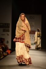 Model walks the ramp for Vineet Bahl Show at Wills Lifestyle India Fashion Week 2013 Day 1 in Mumbai on 13th March 2013 (106).JPG