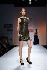 Model walks the ramp for Reyn Tandon Show at Wills Lifestyle India Fashion Week 2013 Day 3 in Mumbai on 15th March 2013 (144).JPG