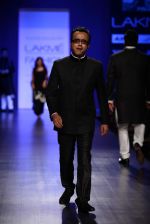Dibakar Banerjee walk the ramp for Manish Malhotra Show at Lakme Fashion Week 2013 Day 1 in Grand Hyatt, Mumbai on 22nd March 2013 (20).JPG