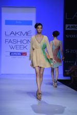 Model walk the ramp for Debarun Show at Lakme Fashion Week 2013 Day 1 in Grand Hyatt, Mumbai on 22nd March 2013 (3).JPG