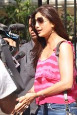 Shilpa Shetty snapped at Sanjay Dutt_s house in Mumbai on 24th March 2013 (36).JPG