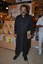 Hariharan at Ghulam Ali_s book launch in Crossword, Mumbai on 26th March 2013 (55).JPG