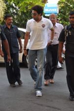 Abhishek Bachchan leave for charity match in Delhi Airport on 30th March 2013 (66).JPG